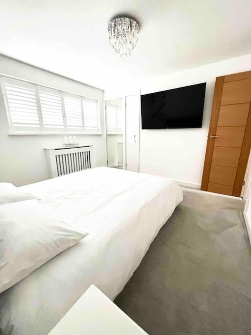 Recently Renovated,Modern House. Train Station Villa North Mymms ภายนอก รูปภาพ