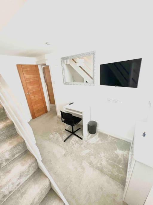 Recently Renovated,Modern House. Train Station Villa North Mymms ภายนอก รูปภาพ